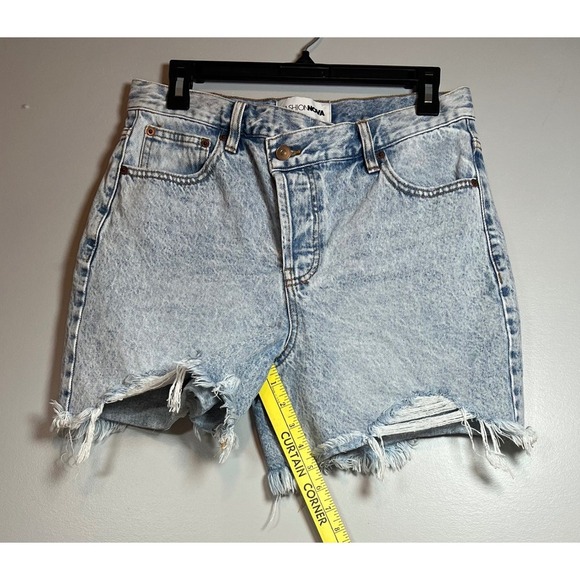 FashionNova Crossover High Rise, Light Wash Jean Shorts, Size 7 - Picture 4 of 6
